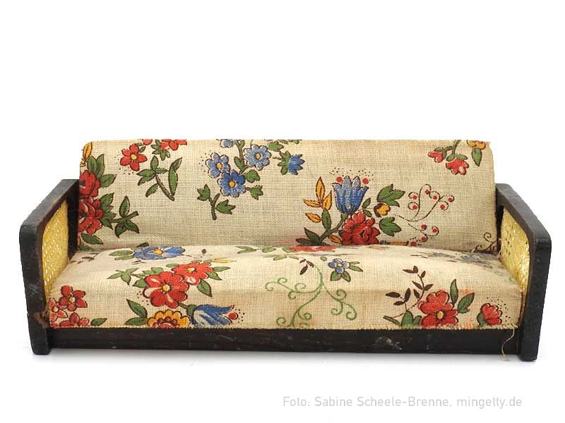 Sofa mit Flechtwangen