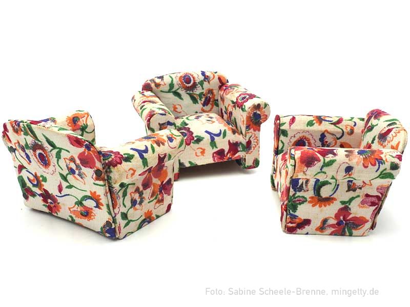 Sessel mit groÃŸblumigem Bezug