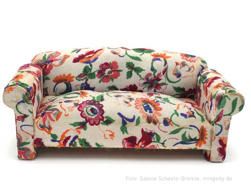 Sofa mit groÃŸblumigem Bezug