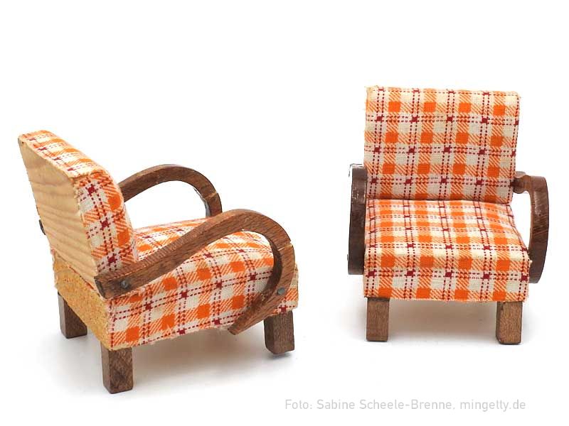 Sessel mit Karobezug und gebogenen Armlehnen