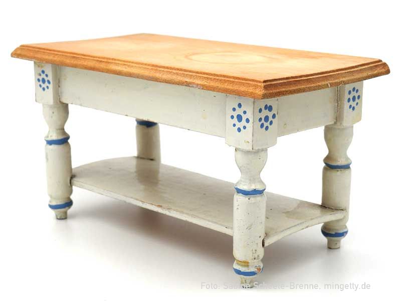 Tisch mit blauen Motiven
