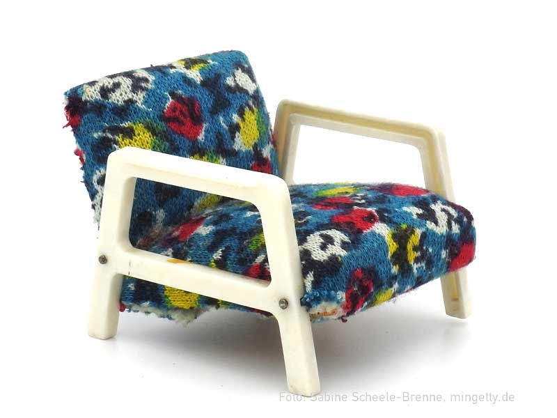 Sessel mit blauem Strickbezug