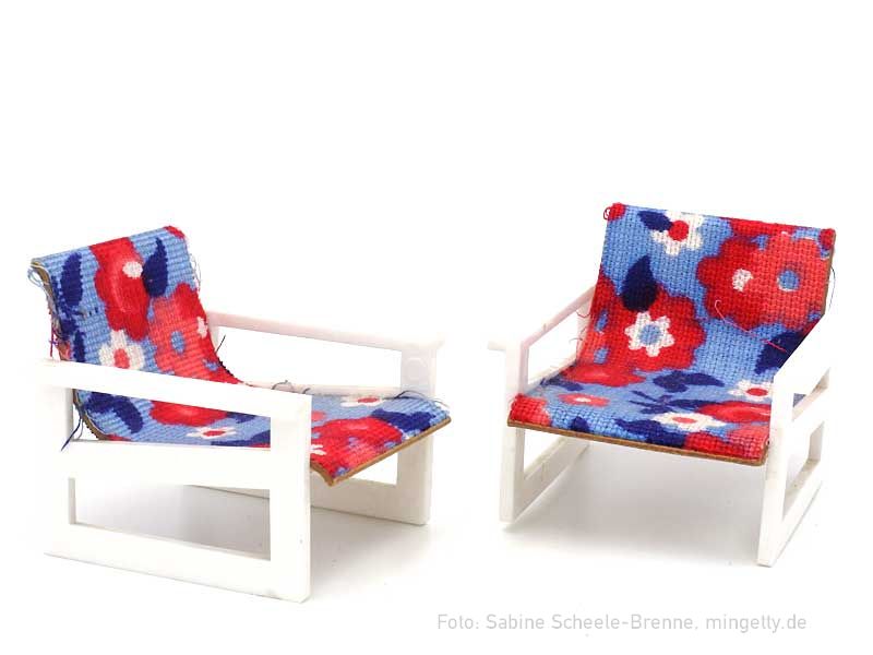 Kunststoffsessel mit Blumenbezug