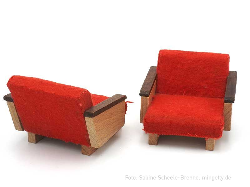 Sessel mit rotem Filzbezug