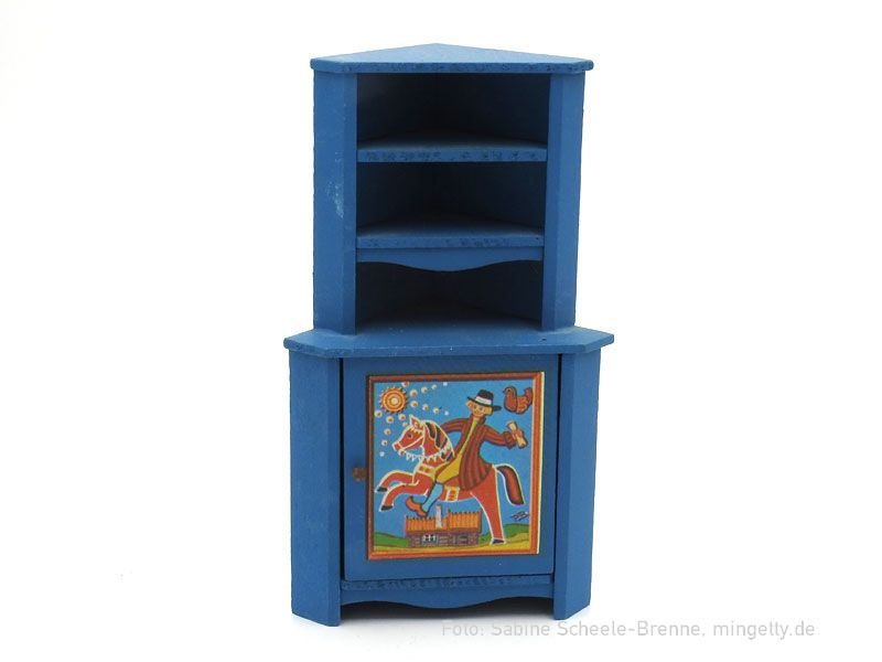 Blauer Eckschrank mit Reitermotiv
