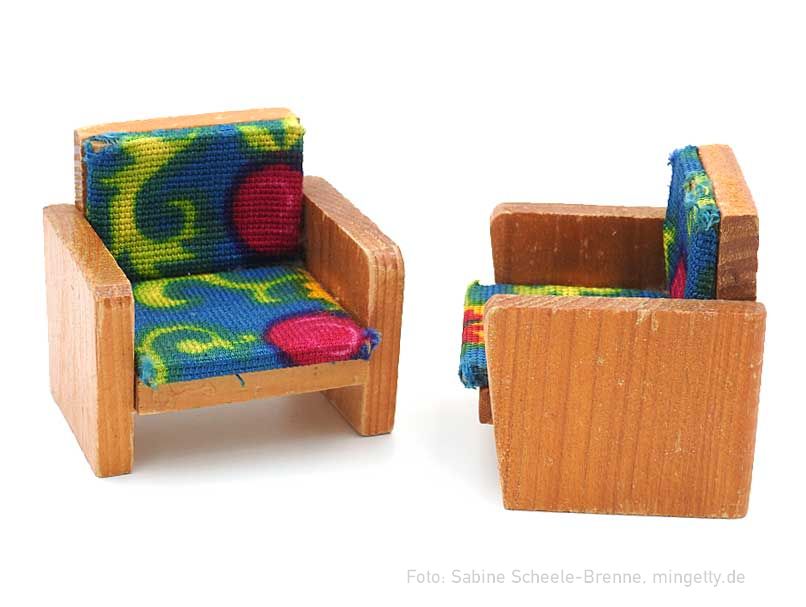 Holzsessel mit buntem Blumenbezug