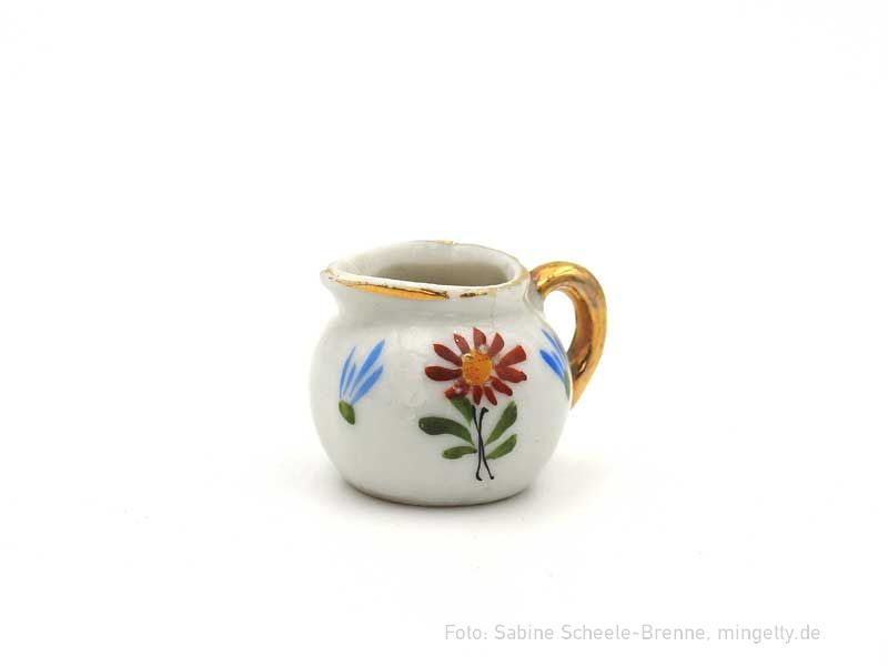 WeiÃŸer Henkelkrug mit Blumen