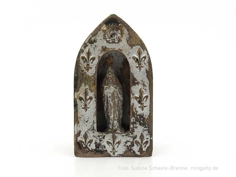 Schrein mit einer Madonna