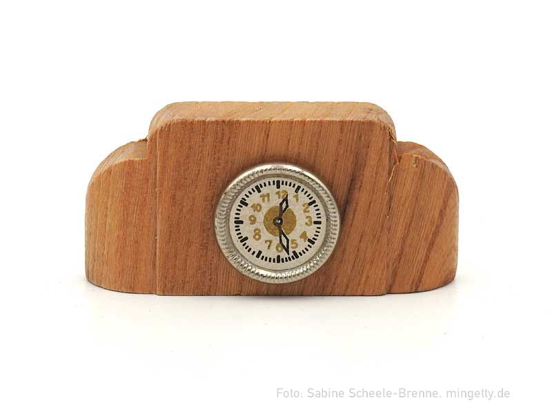 Uhr mit hellem Holz und rundem Ziffernblatt