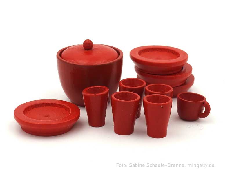 Rotes Holzgeschirr