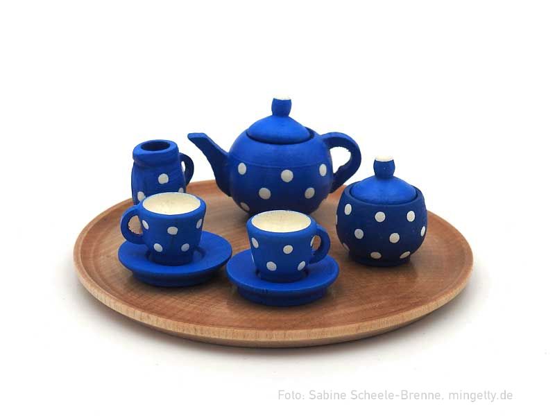 Blaues Holzgeschirr mit weiÃŸen Punkten