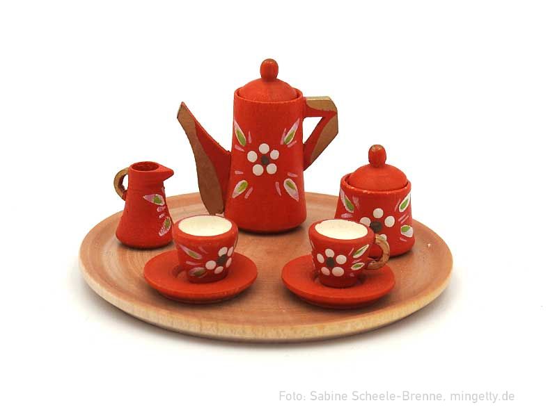 Rotes Holzgeschirr mit floralem Muster
