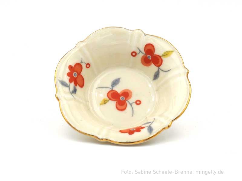 SchÃ¤lchen mit roten Blumen