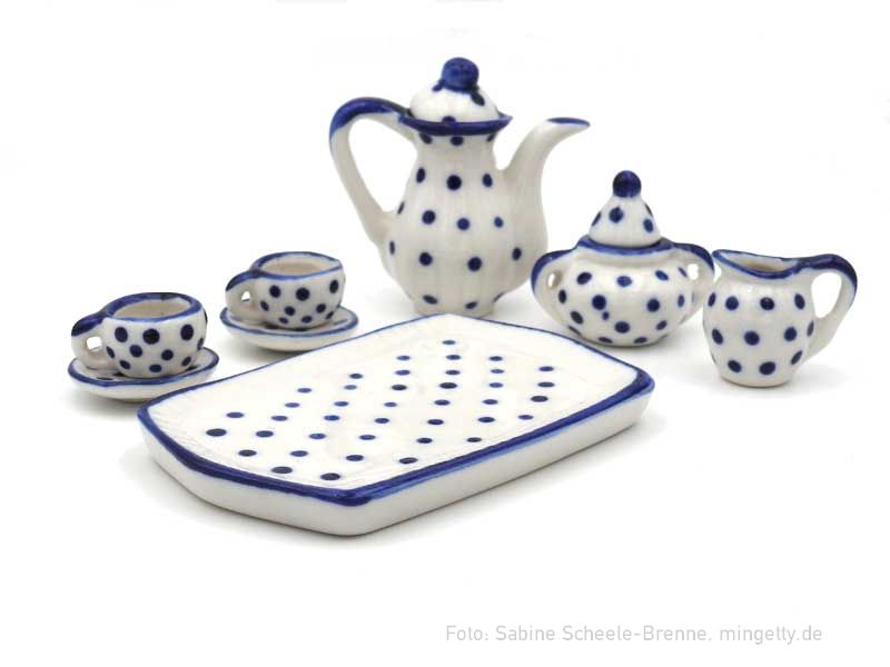 WeiÃŸes Service mit blauen Punkten