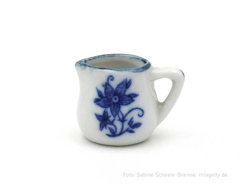Kanne mit blauem Muster