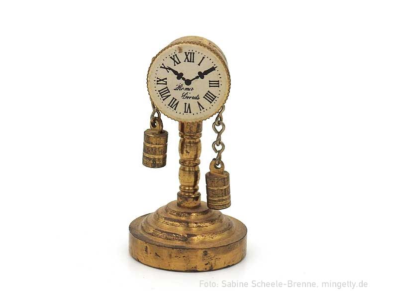 Kleine Uhr mit Gewichten