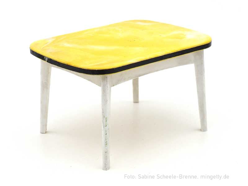 Tisch mit marmorierter Platte