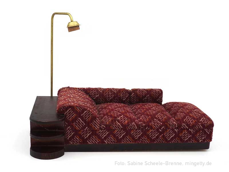 Chaiselongue mit Regalabschluss und Lampe