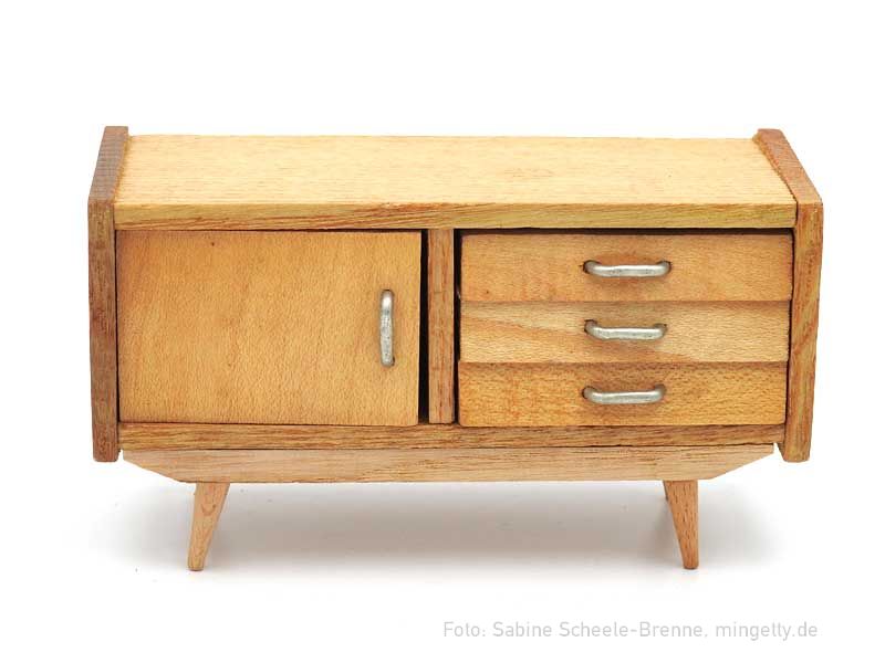 Kommode mit Metallgriffen