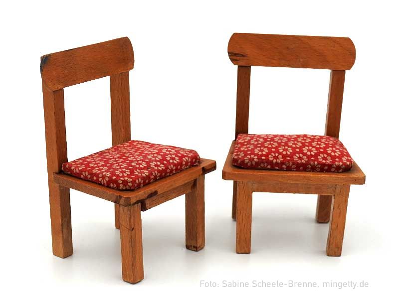 StÃ¼hle mit rotem Bezug