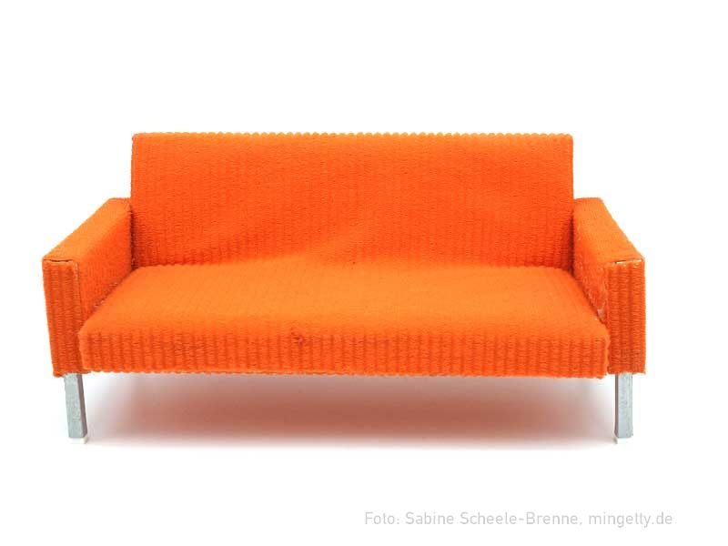 Orangefarbenes Sofa