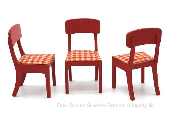 Roter Stuhl mit rot-kariertem Sitz