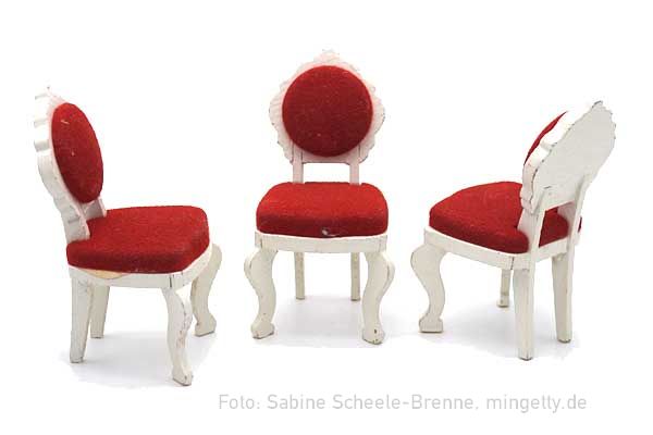 StÃ¼hle im Rokokostil mit rotem Bezug