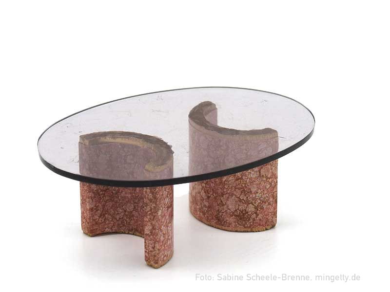 Tisch mit ovaler Glasplatte