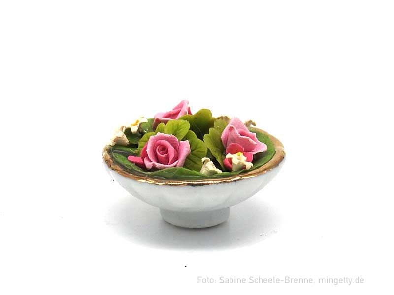 Blumenbukett in Schale