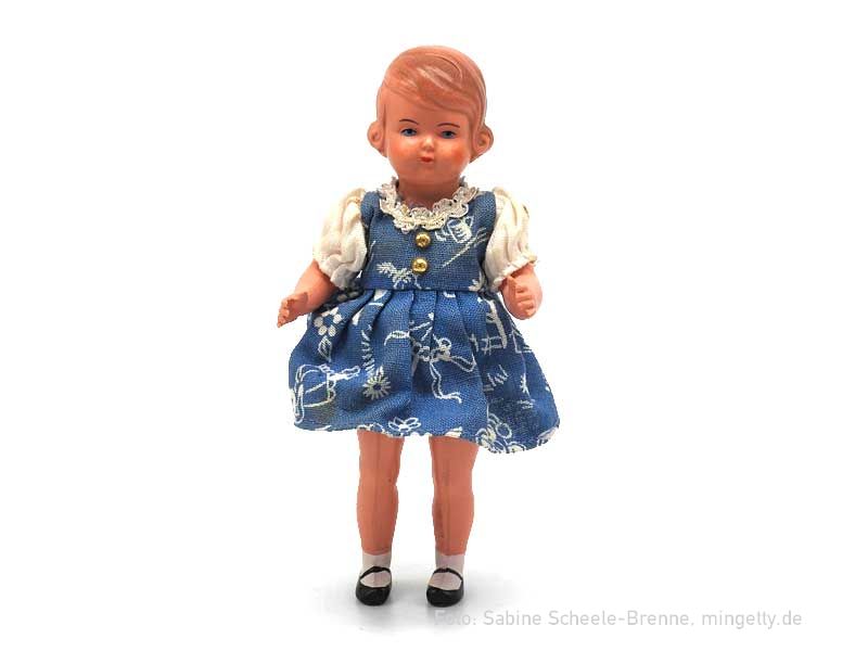 Inge im blauen Kleid