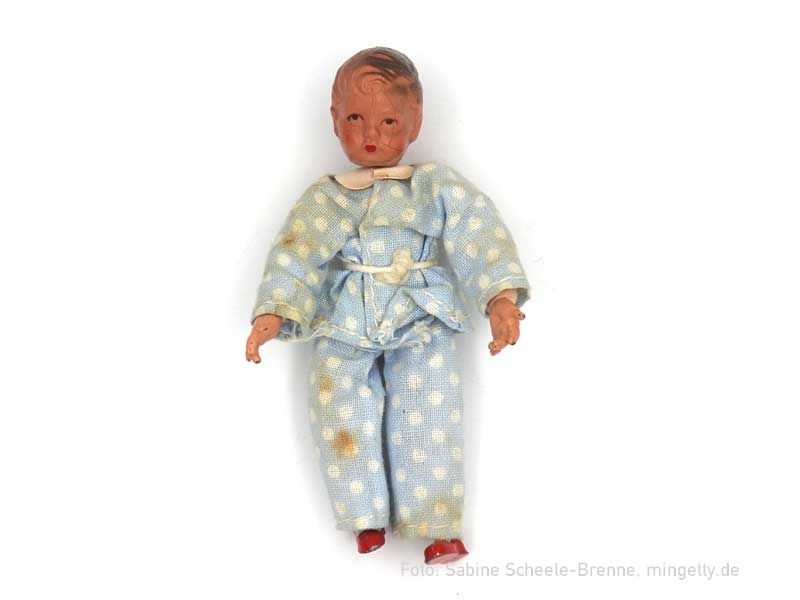 Kind im hellblauen Pyjama