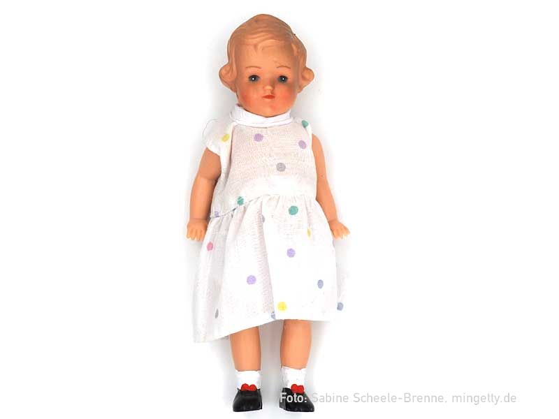 Puppe im Punktekleid