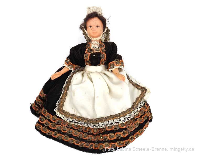 Trachtenpuppe mit Samtmieder