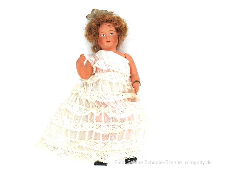 PÃ¼ppchen mit Spitzenkleid
