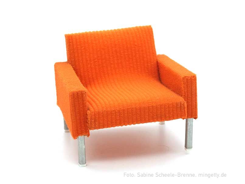 Orangefarbener Sessel