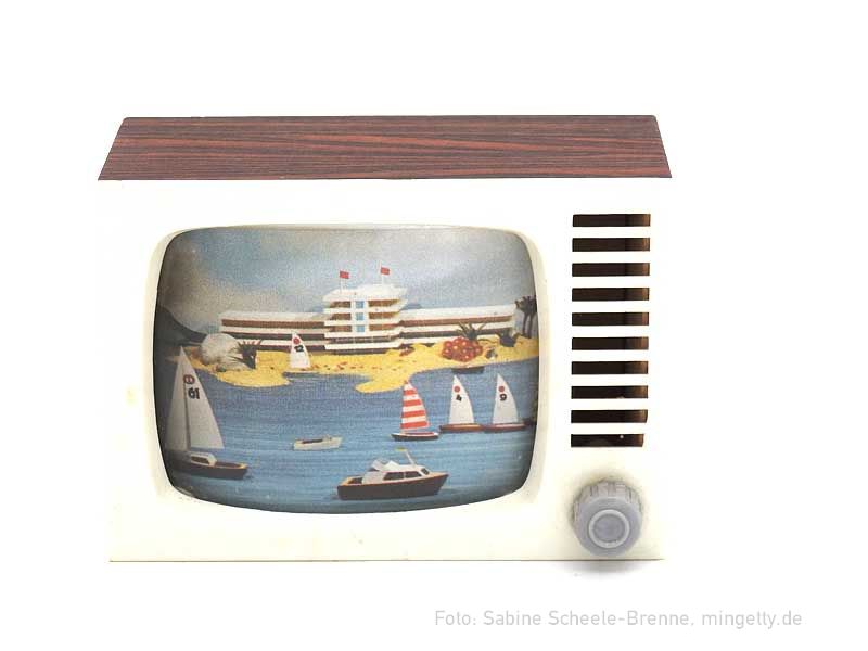 WeiÃŸer Fernseher mit Hafenprogramm