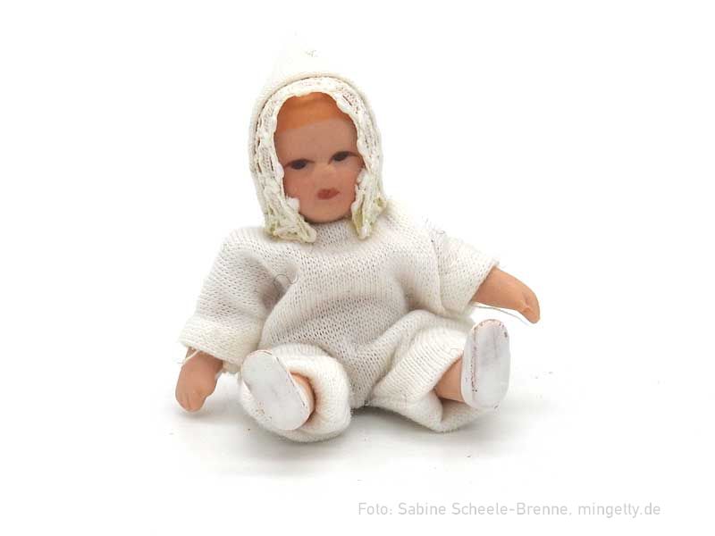 Baby mit weiÃŸer MÃ¼tze
