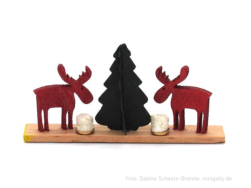 Zwei Elche mit Tannenbaum