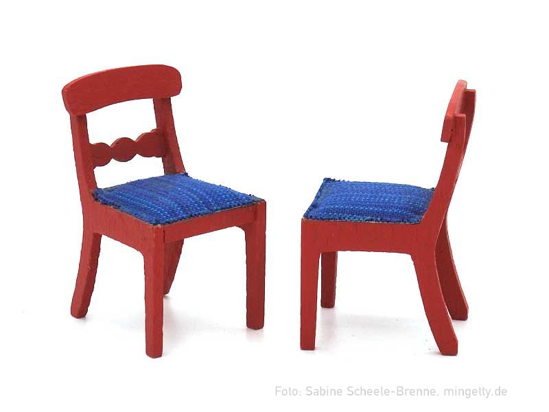 Rote Stühle mit blauem Sitz
