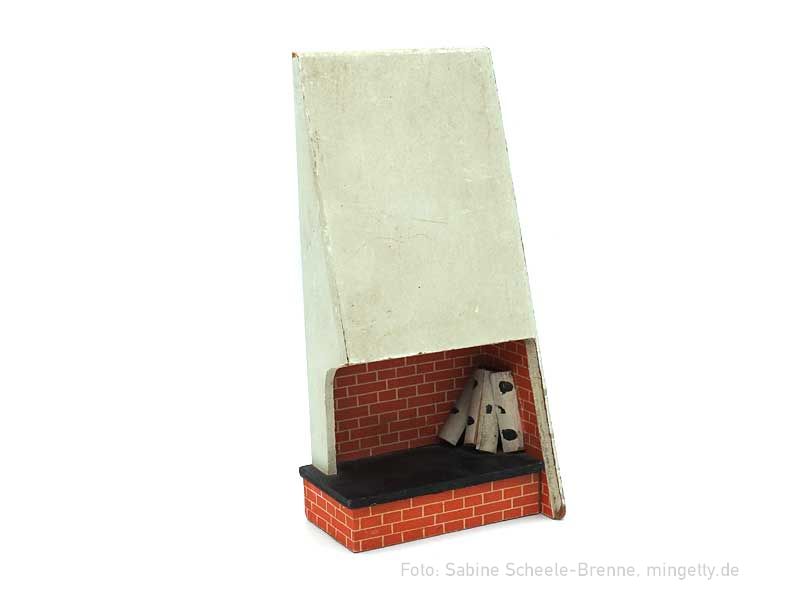 Hoher Kamin mit Holzscheiten