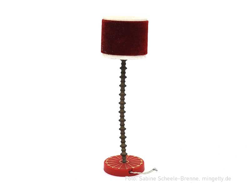 Rote Stehlampe mit rotem FuÃŸ