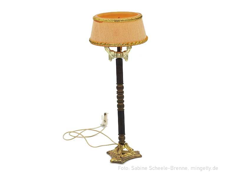 Stehlampe mit gelbgoldenem Schirm