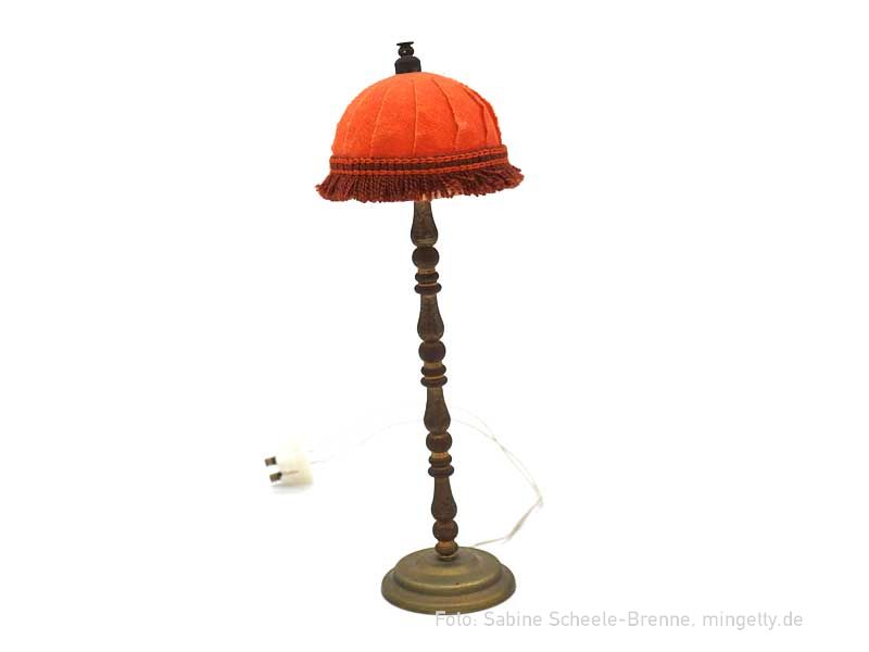 Stehlampe mit rotem Fransenschirm