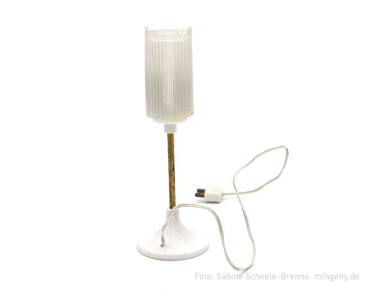 Lampe mit rÃ¶hrenfÃ¶rmigem Schirm