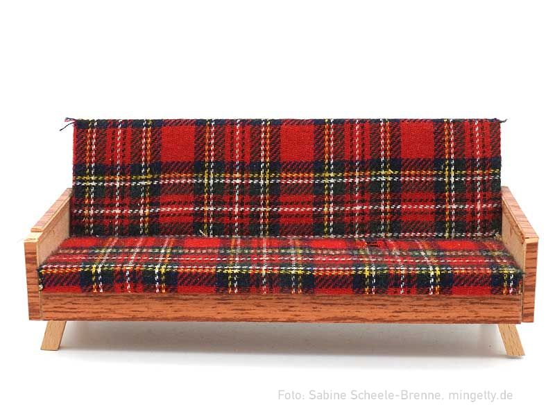 Sofa mit kariertem Bezug