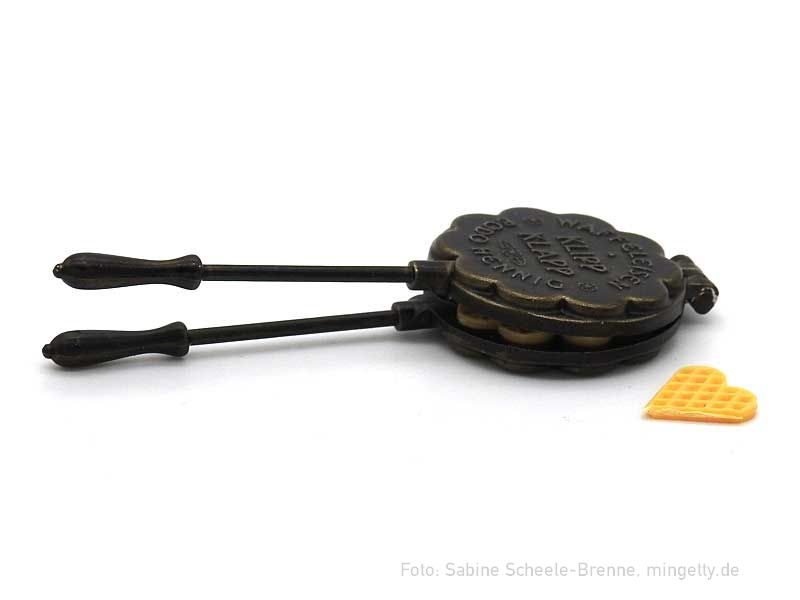 Waffeleisen mit Waffel