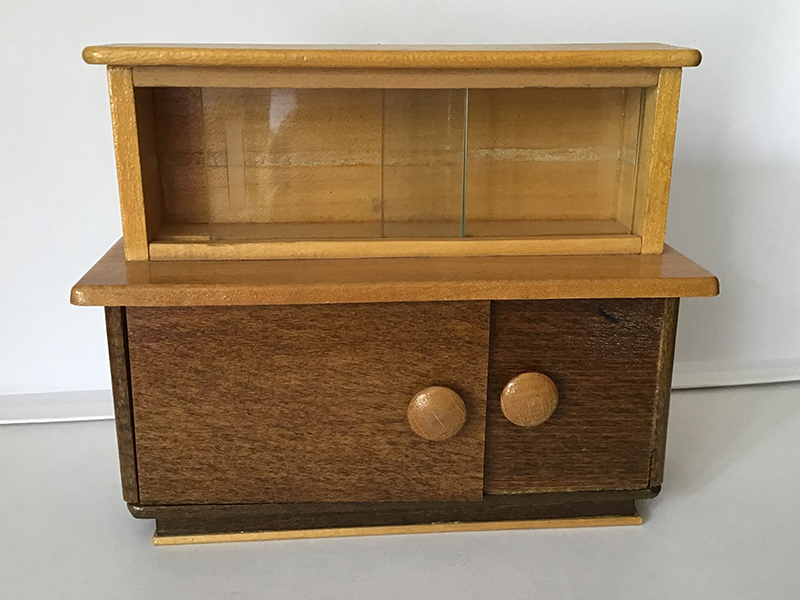 Schrank mit Glasfenstern