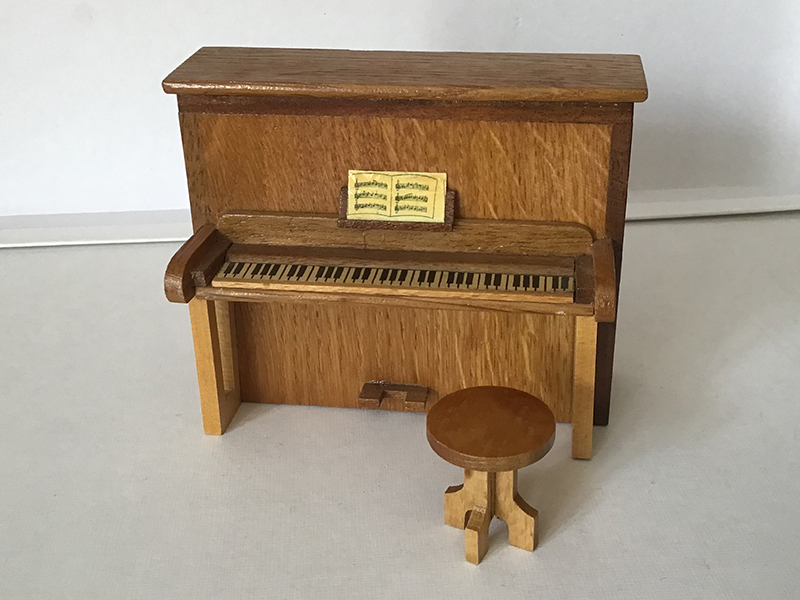 Klavier mit Hocker