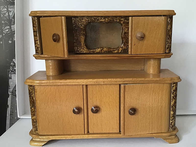 KÃ¼chenbÃ¼ffet mit Bierlack